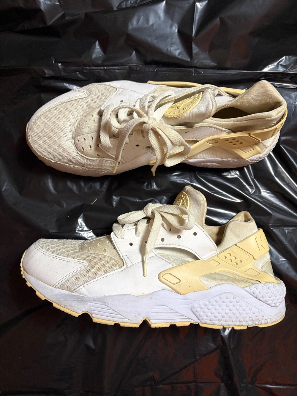 Nike Mens Huarachies Athletic Sneakers in White and Pale Yellow